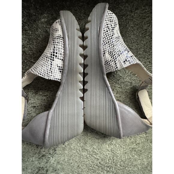 Fly London Yosi Snakeskin Gray White Wedge Open Toe Sandals Size 39 US 8-8.5 New - Picture 5 of 9